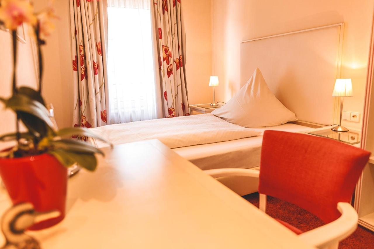 Hotel Loewen Eggenstein-Leopoldshafen Eksteriør billede